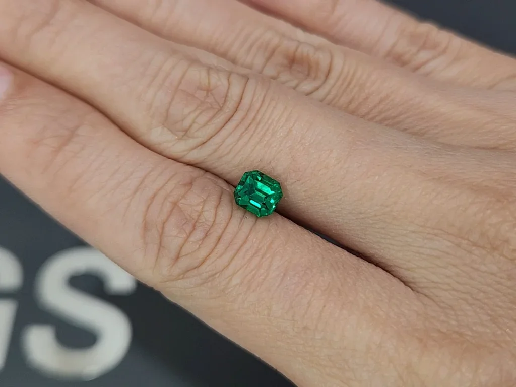 Изумруд Vivid Green в огранке октагон 1,06 карата, Панджшер Изображение №2