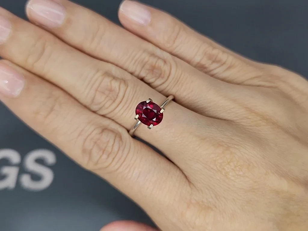 Негретый рубин Crimson Red в огранке овал 2,06 карат, Мозамбик. Gubelin Изображение №5