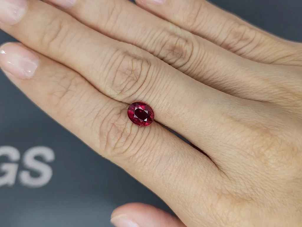 Негретый рубин Crimson Red в огранке овал 2,06 карат, Мозамбик. Gubelin Изображение №2