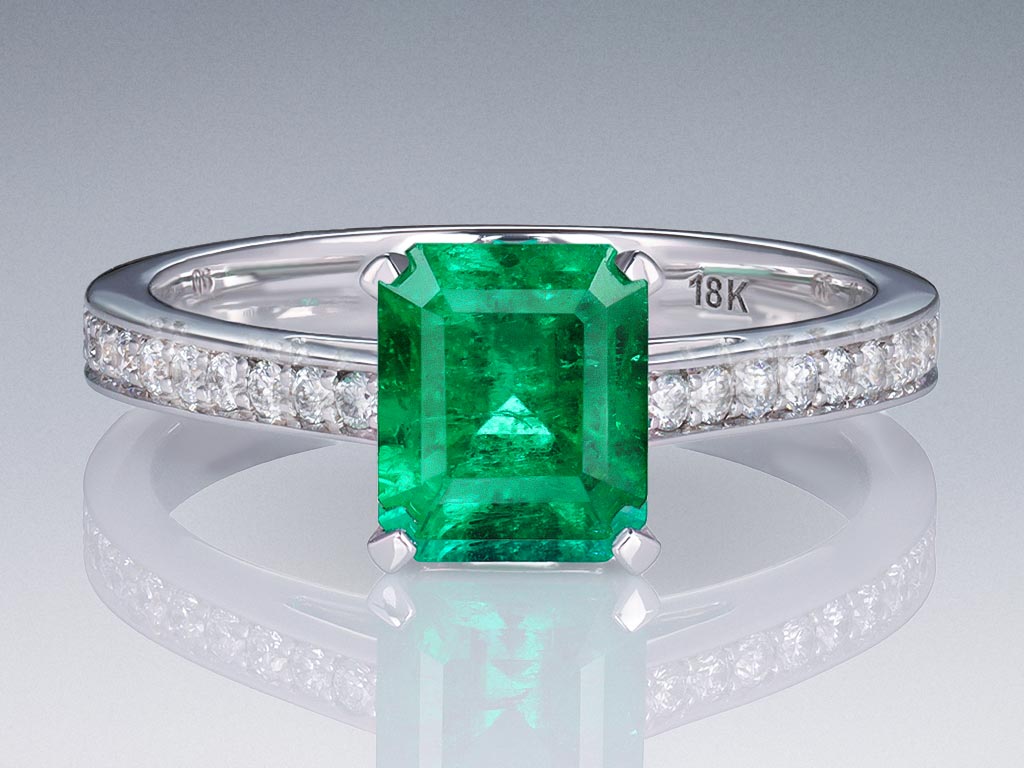 Кольцо с изумрудом цвета Muzo Green 1,21 карат и бриллиантами в белом золоте 750 пробы Изображение №1