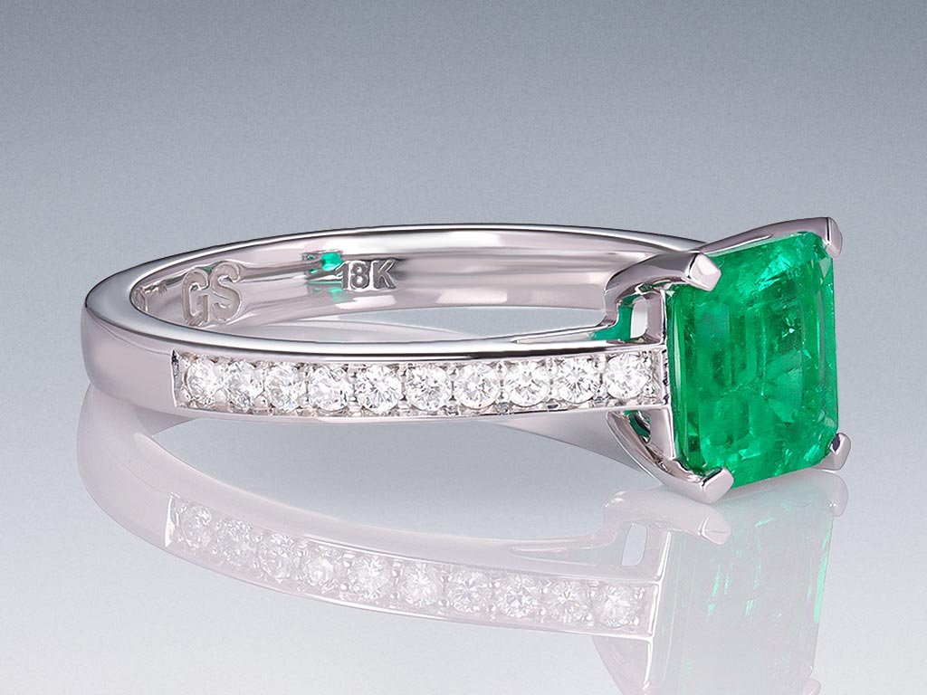 Кольцо с изумрудом цвета Muzo Green 1,21 карат и бриллиантами в белом золоте 750 пробы Изображение №2