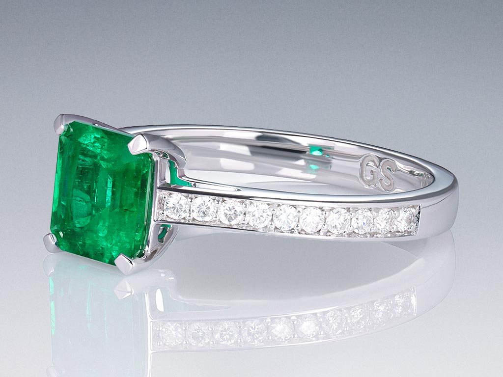 Кольцо с изумрудом цвета Muzo Green 1,21 карат и бриллиантами в белом золоте 750 пробы Изображение №3