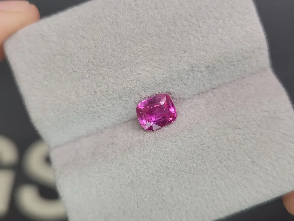 Негретый сапфир Vivid Pink в огранке кушон 1,05 карата, Шри-Ланка Изображение №4