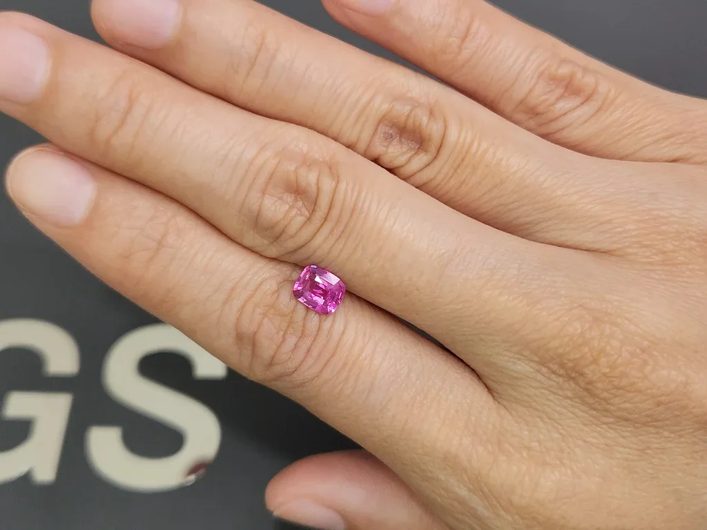 Негретый сапфир Vivid Pink в огранке кушон 1,05 карата, Шри-Ланка Изображение №2