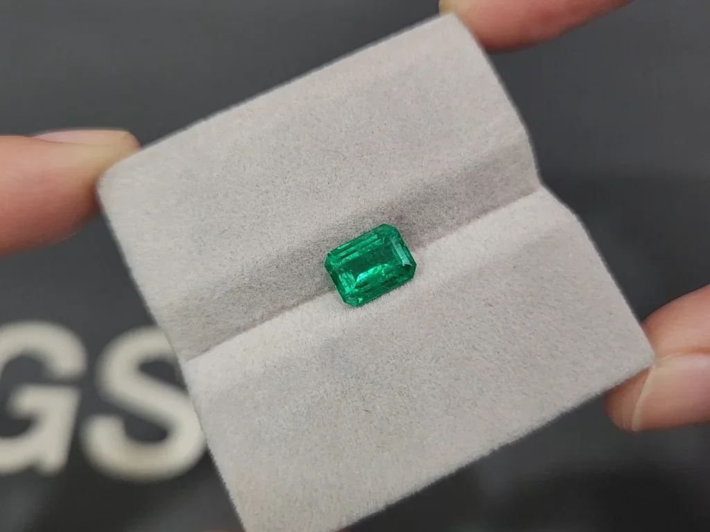Изумруд Vivid Green в огранке октагон 1,54 карата, Пакистан Изображение №4