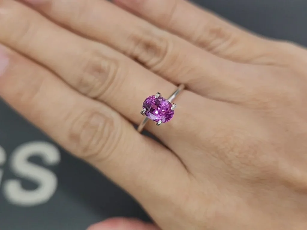 Сапфир Vivid Pink в огранке овал 1,56 карат, Мадагаскар Изображение №5
