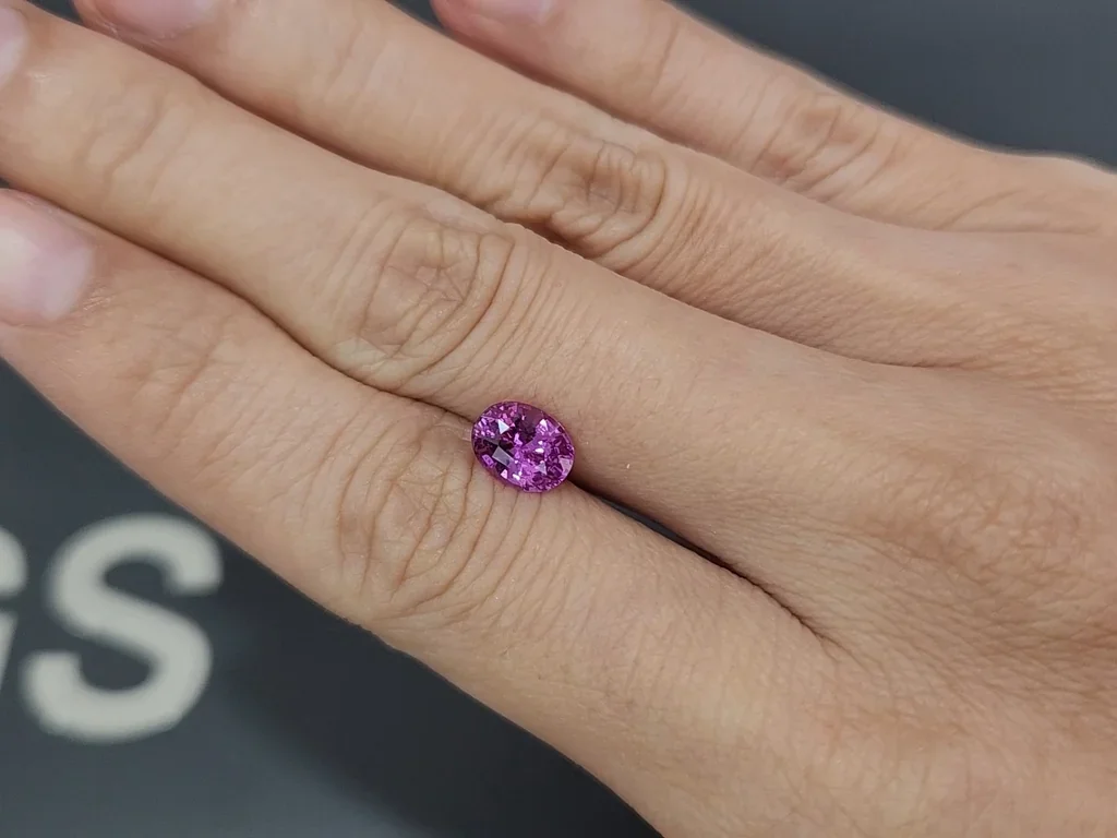 Сапфир Vivid Pink в огранке овал 1,56 карат, Мадагаскар Изображение №2