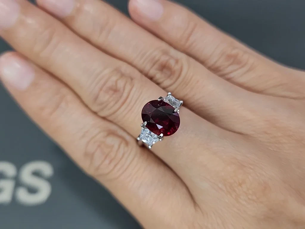 Негретый рубин Pigeon Blood в огранке овал 4,05 карат, Бирма Изображение №5