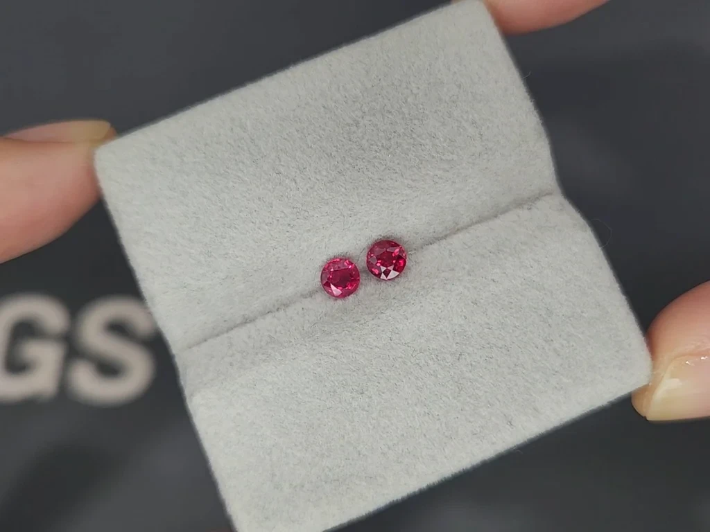 Пара рубинов Pegeon Blood Red в огранке круг 0,66 карат, Мозамбик  Изображение №3