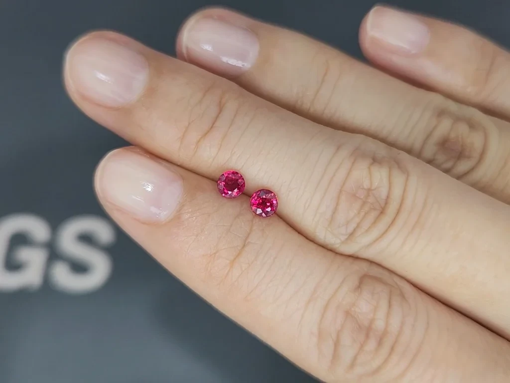 Пара рубинов Pegeon Blood Red в огранке круг 0,66 карат, Мозамбик  Изображение №2