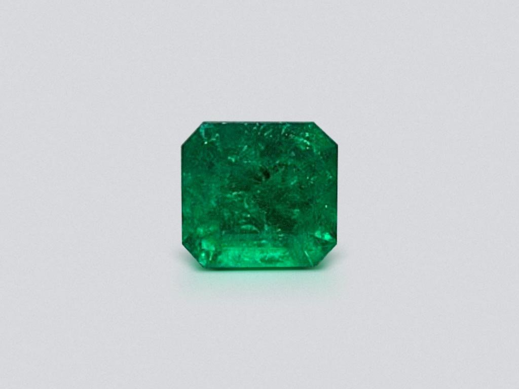 Кольцо с изумрудом цвета Vivid Green 1,60 карат в золоте 750 пробы  Изображение №4