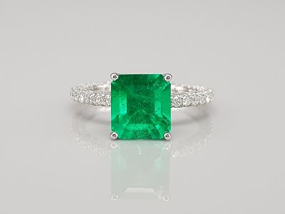Кольцо с изумрудом цвета Muzo Green 2,23 карата и бриллиантами в белом золоте 750 пробы photo