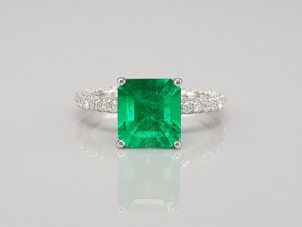 Кольцо с изумрудом цвета Muzo Green 2,23 карата и бриллиантами в белом золоте 750 пробы Изображение №1