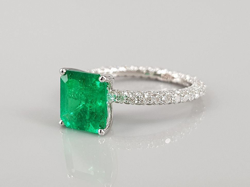 Кольцо с изумрудом цвета Muzo Green 2,23 карата и бриллиантами в белом золоте 750 пробы Изображение №3