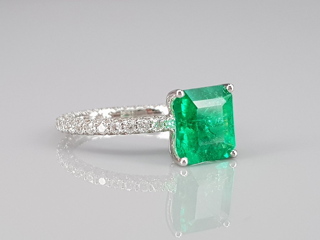 Кольцо с изумрудом цвета Muzo Green 2,23 карата и бриллиантами в белом золоте 750 пробы Изображение №2