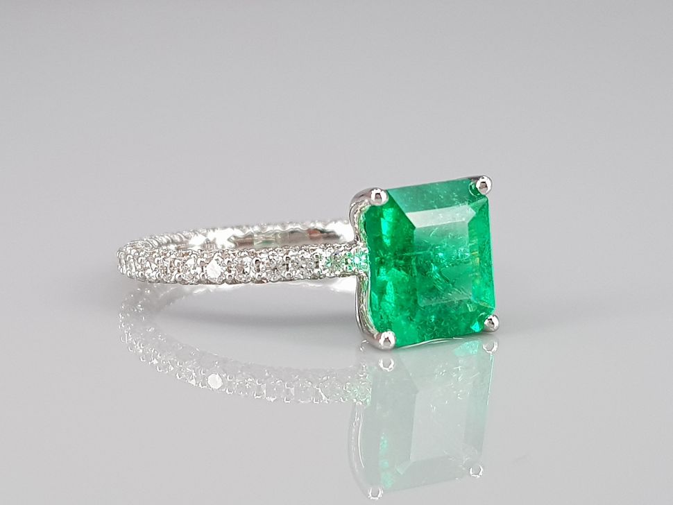 Кольцо с изумрудом цвета Muzo Green 2,23 карата и бриллиантами в белом золоте 750 пробы Изображение №2