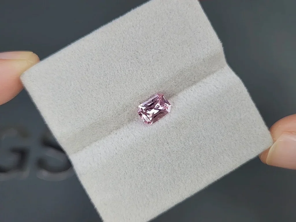 Нежно-розовый сапфир (Baby Pink) в огранке радиант 1,04 карата, Мадагаскар Изображение №4
