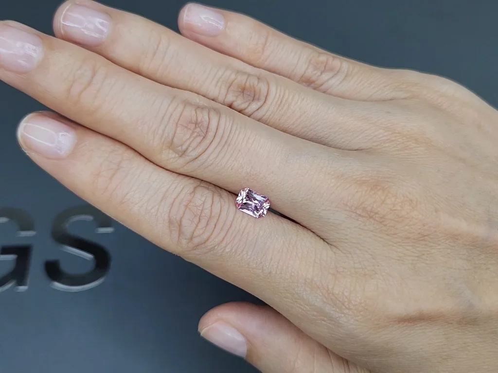 Нежно-розовый сапфир (Baby Pink) в огранке радиант 1,04 карата, Мадагаскар Изображение №2