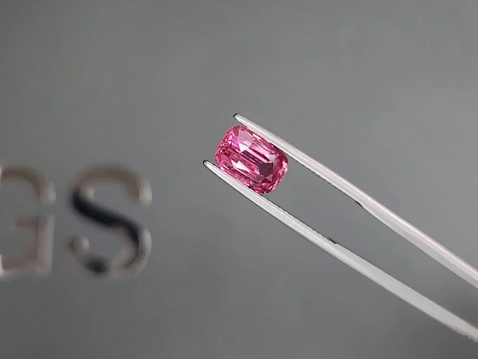 Vivid pink розовая шпинель Махенге в огранке кушон 3,11 карата, Танзания Изображение №3