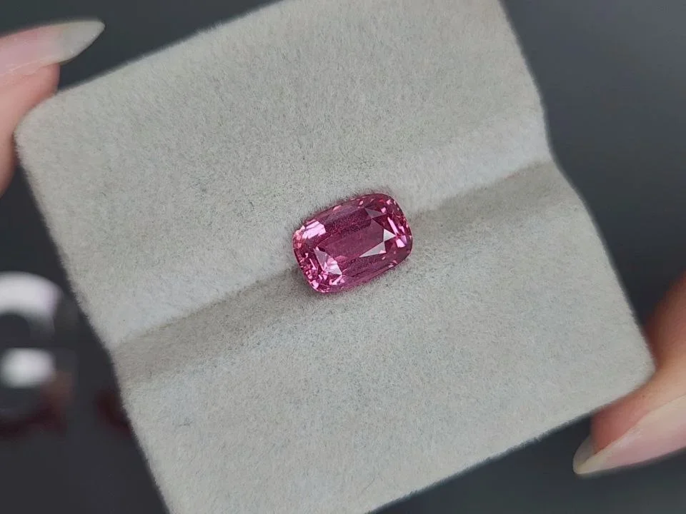 Vivid pink розовая шпинель Махенге в огранке кушон 3,11 карата, Танзания Изображение №4
