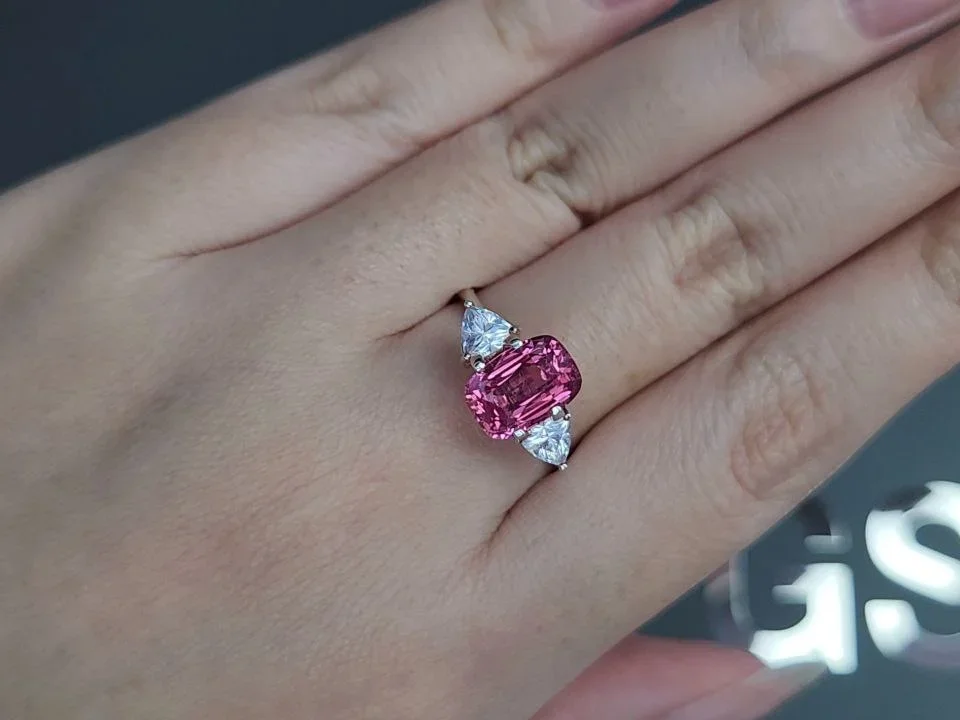 Vivid pink розовая шпинель Махенге в огранке кушон 3,11 карата, Танзания Изображение №5