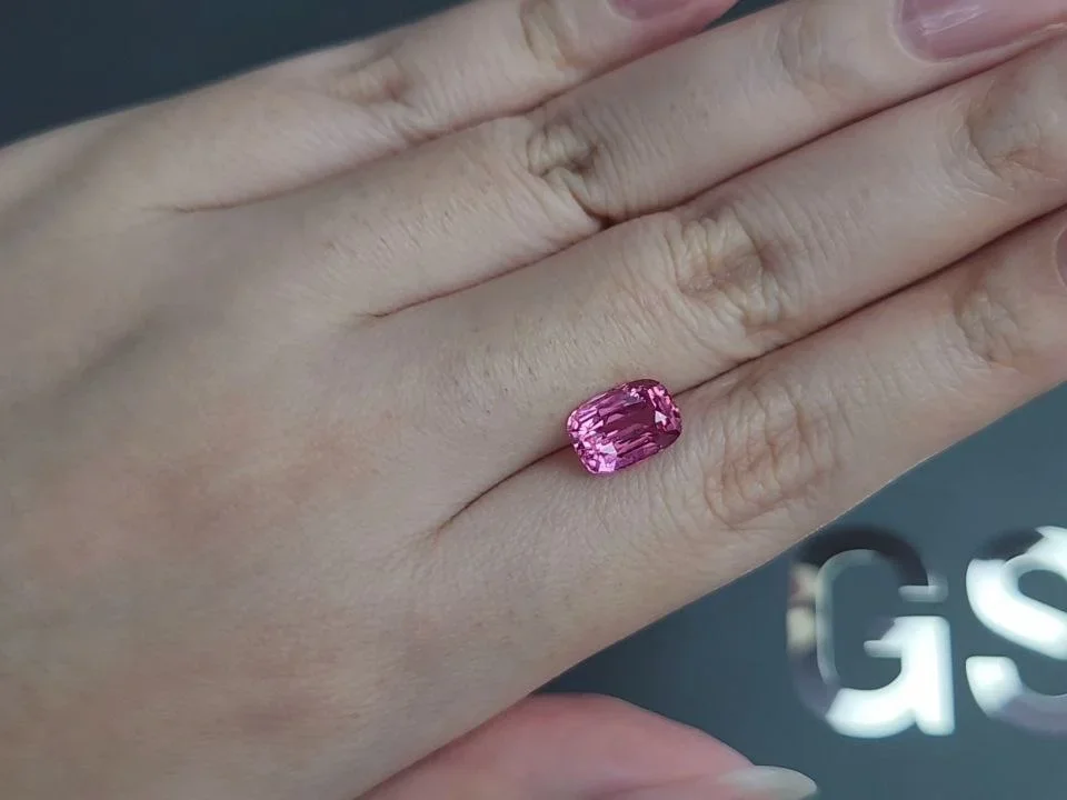 Vivid pink розовая шпинель Махенге в огранке кушон 3,11 карата, Танзания Изображение №2