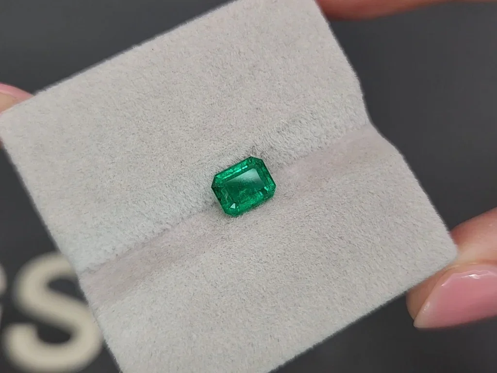 Изумруд Vivid Green в огранке октагон 1,09 карата, Панджшер Изображение №4