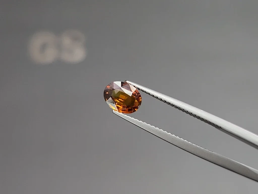 Негретый сапфир Bi-color в огранке овал 1,03 карат, Мадагаскар Изображение №3