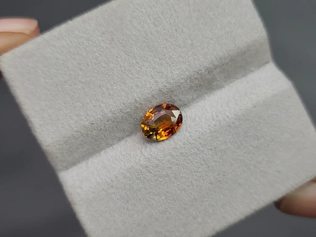 Негретый сапфир Bi-color в огранке овал 1,03 карат, Мадагаскар Изображение №4