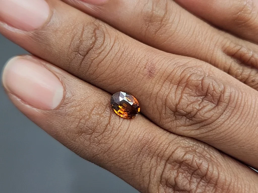 Негретый сапфир Bi-color в огранке овал 1,03 карат, Мадагаскар Изображение №2