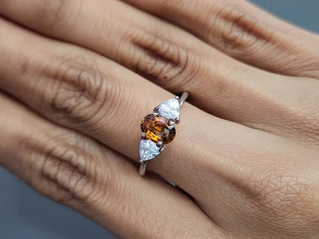 Негретый сапфир Bi-color в огранке овал 1,03 карат, Мадагаскар Изображение №5