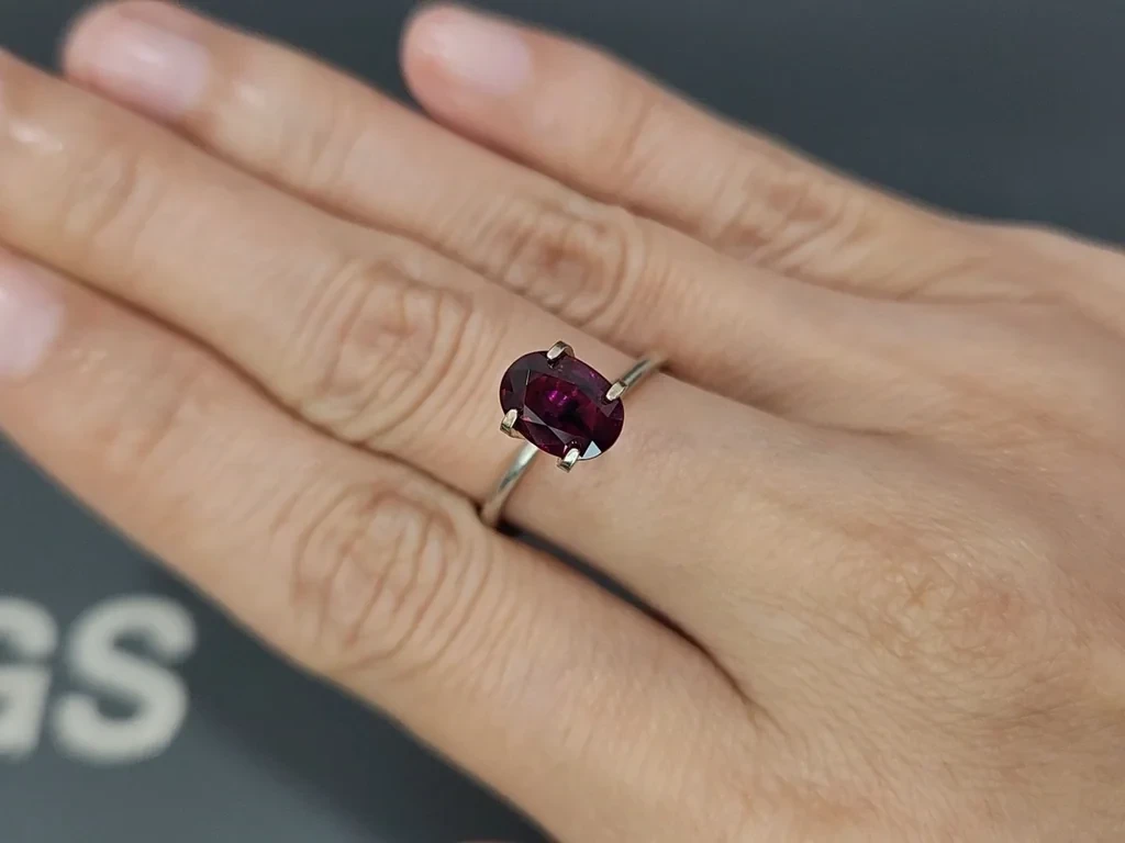 Негретый рубин Pigeon Blood в огранке овал 2,07 карат, Бирма Изображение №5