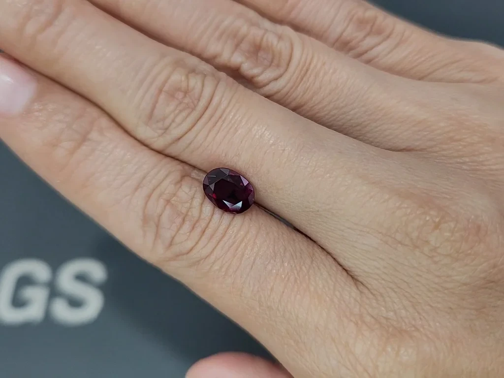 Негретый рубин Pigeon Blood в огранке овал 2,07 карат, Бирма Изображение №2