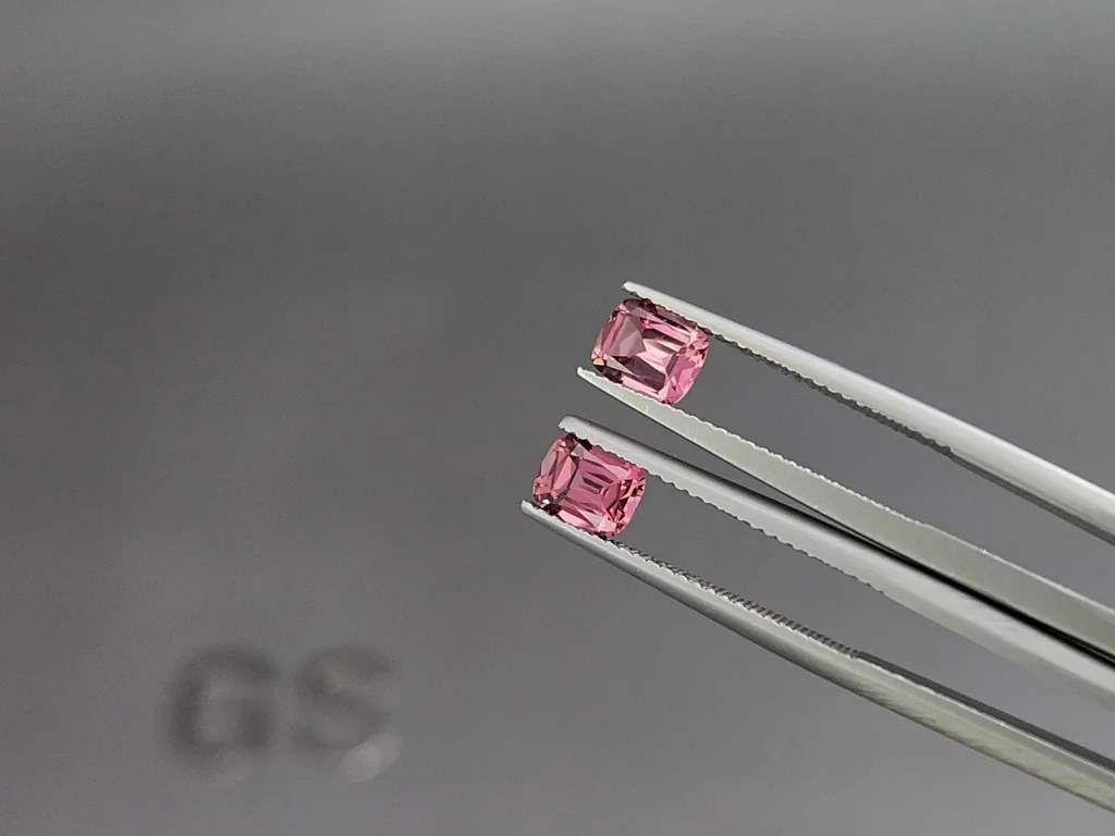 Сет гранатов родолитов в огранке кушон 2,55 карат, Мадагаскар Изображение №3