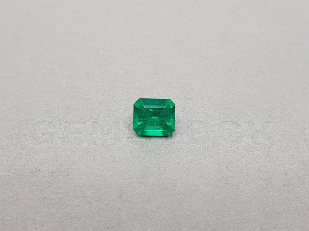 Кольцо с изумрудом цвета Muzo Green 2,19 карат и бриллиантами в белом золоте 750 пробы Изображение №4