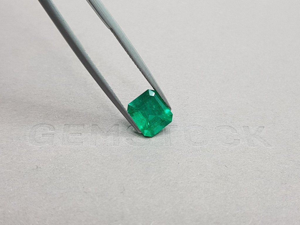 Кольцо с изумрудом цвета Muzo Green 2,19 карат и бриллиантами в белом золоте 750 пробы Изображение №7