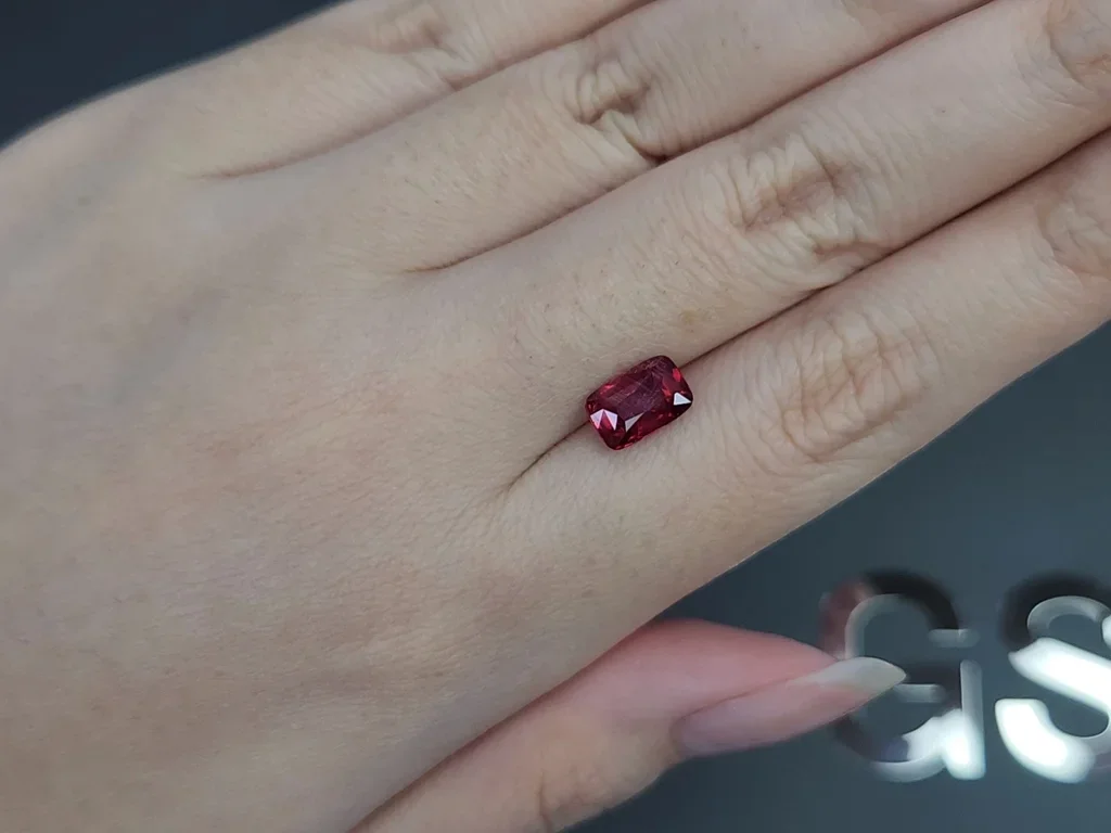 Негретый рубин Vivid Red в огранке кушон 2,09 карата, Мозамбик Изображение №2