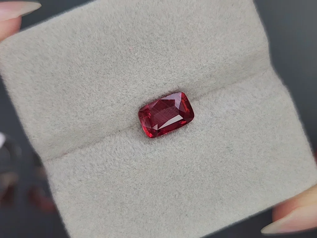 Негретый рубин Vivid Red в огранке кушон 2,09 карата, Мозамбик Изображение №4