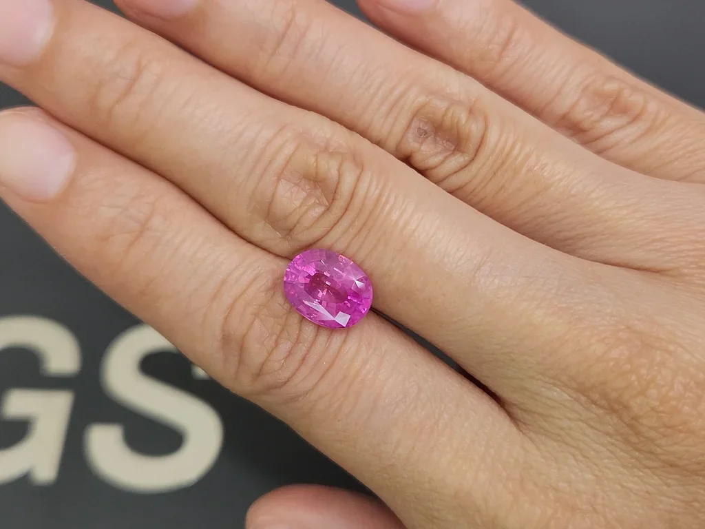Негретый сапфир Vivid Pink в огранке овал 3,55 карата, Шри-Ланка Изображение №2
