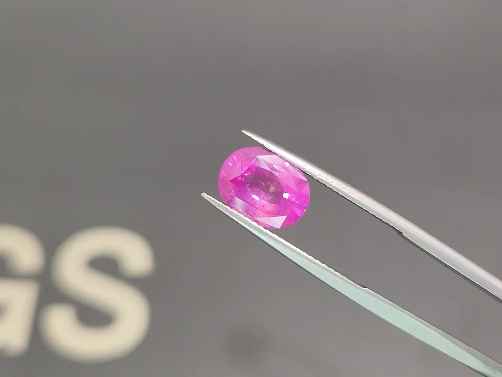 Негретый сапфир Vivid Pink в огранке овал 3,55 карата, Шри-Ланка Изображение №3