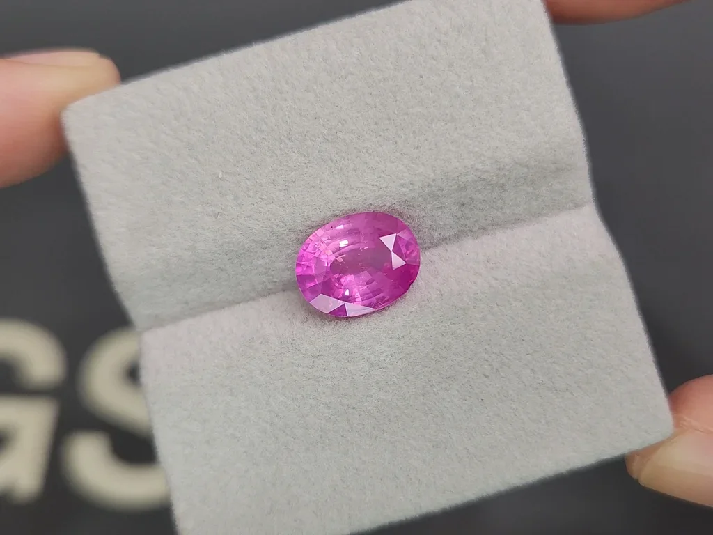Негретый сапфир Vivid Pink в огранке овал 3,55 карата, Шри-Ланка Изображение №4