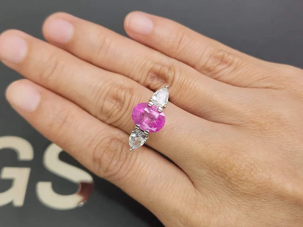 Негретый сапфир Vivid Pink в огранке овал 3,55 карата, Шри-Ланка Изображение №5