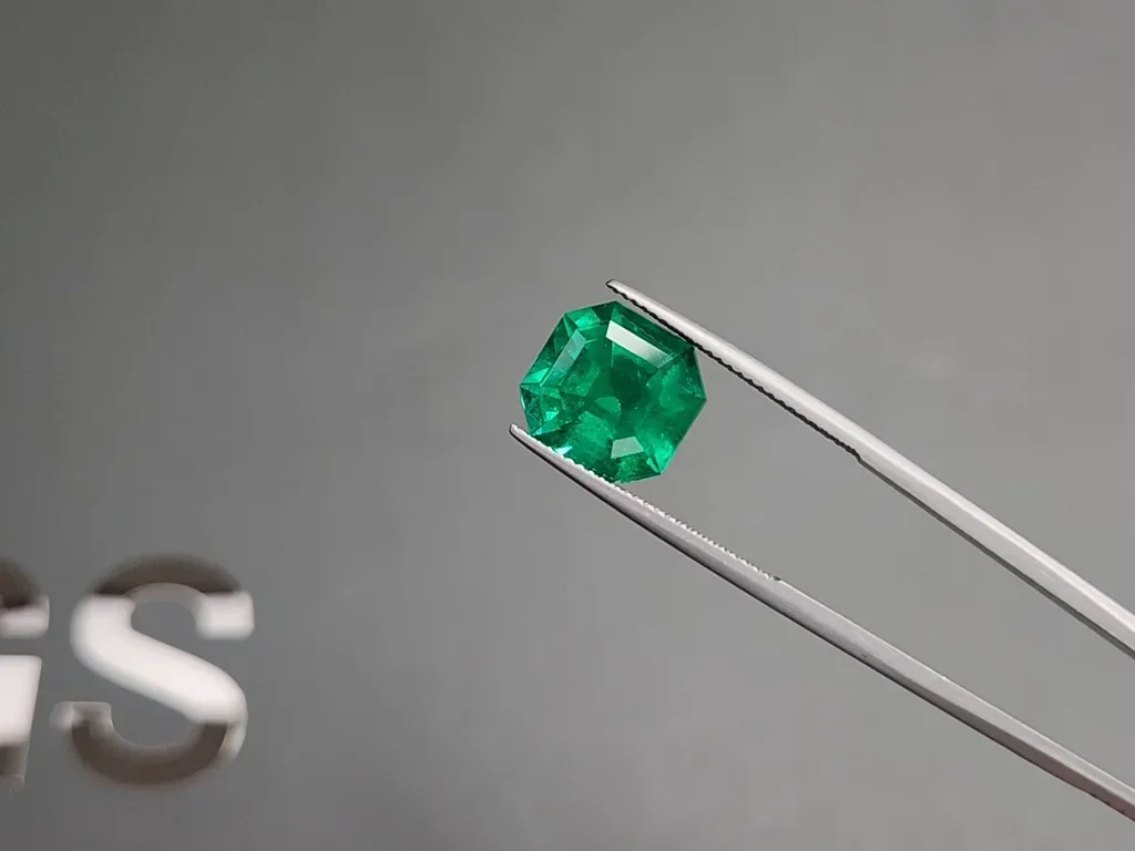 Изумруд Vivid Green в огранке ашер 7,03 карата, Колумбия Изображение №3