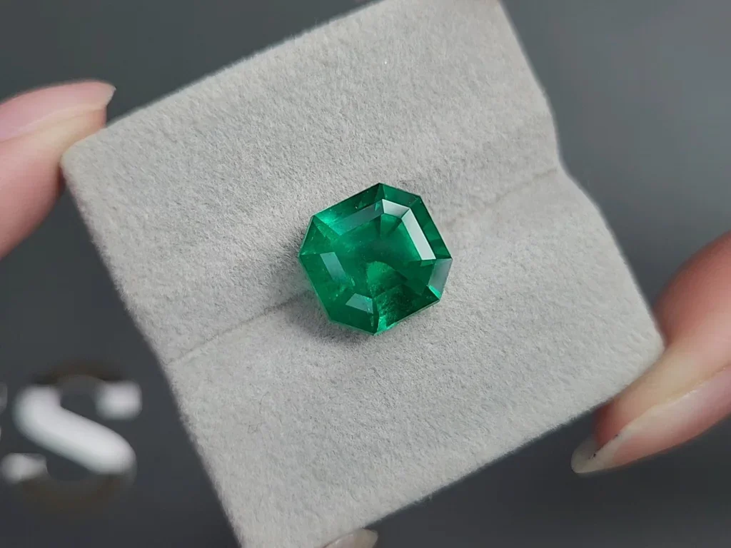 Изумруд Vivid Green в огранке ашер 7,03 карата, Колумбия Изображение №4