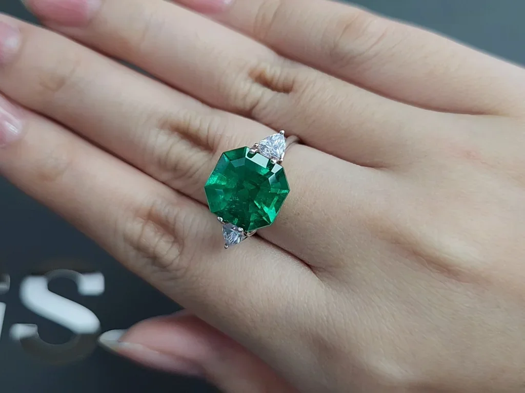 Изумруд Vivid Green в огранке ашер 7,03 карата, Колумбия Изображение №5