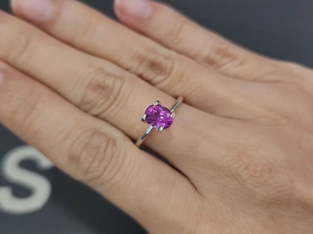 Сапфир Vivid Pink в огранке овал 1,16 карат, Мадагаскар Изображение №5