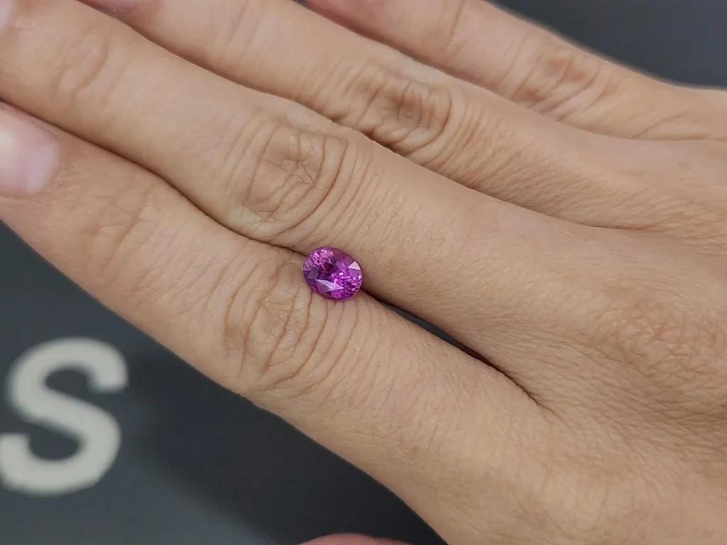 Сапфир Vivid Pink в огранке овал 1,16 карат, Мадагаскар Изображение №2