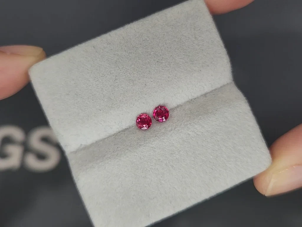 Пара рубинов Pigeon Blood Red в огранке круг 0,51 карат, Мозамбик  Изображение №3