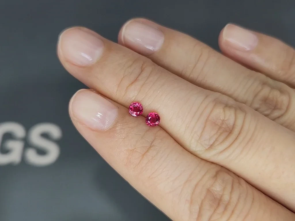 Пара рубинов Pigeon Blood Red в огранке круг 0,51 карат, Мозамбик  Изображение №2