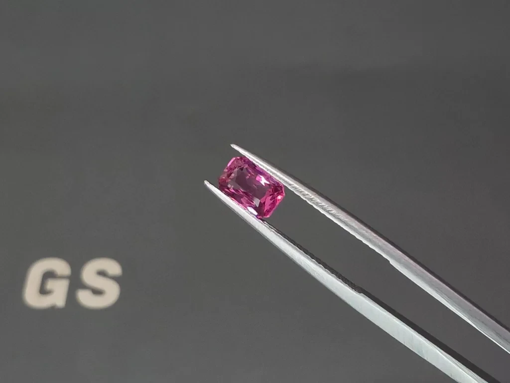 Шпинель Махенге Vivid Pink в огранке радиант 1,08  карата, Танзания  Изображение №3